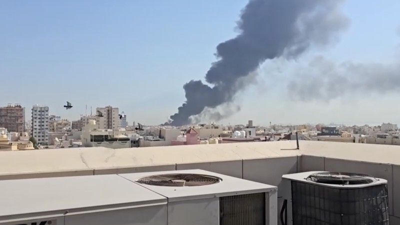 Konflik bersenjata di kawasan Timur Tengah kembali meluas setelah Iran melancarkan serangan rudal dan drone ke Kuwait pada Sabtu waktu setempat, Sabtu (18/7/2026). (Social Media via REUTERS/Social Media)