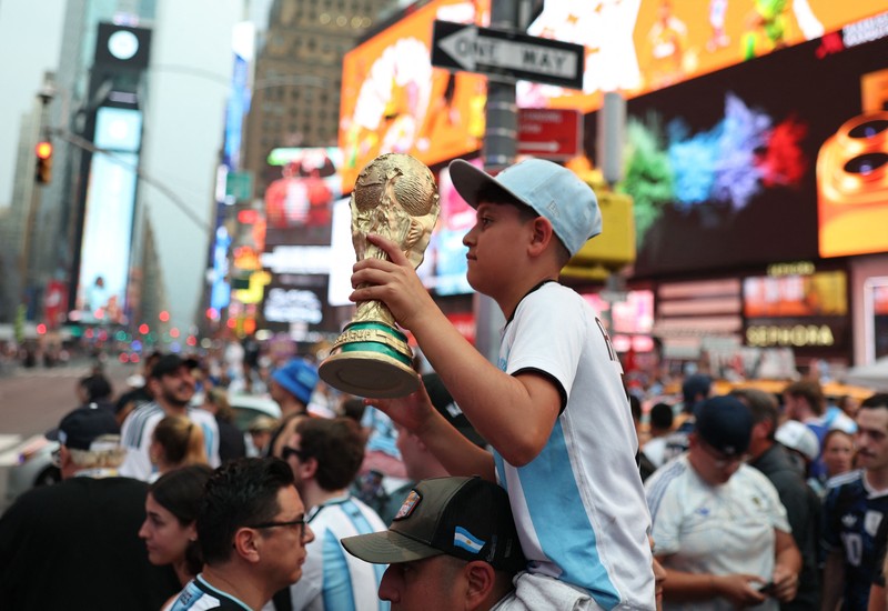 Menjelang laga puncak, atmosfer final Piala Dunia 2026 sudah melumpuhkan jantung kota New York. Ribuan suporter tim nasional Argentina memadati kawasan ikonik Times Square, Manhattan, Amerika Serikat, Sabtu (18/7/2026). (REUTERS/Amanda Perobelli)