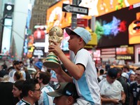 Menjelang laga puncak, atmosfer final Piala Dunia 2026 sudah melumpuhkan jantung kota New York. Ribuan suporter tim nasional Argentina memadati kawasan ikonik Times Square, Manhattan, Amerika Serikat, Sabtu (18/7/2026). (REUTERS/Amanda Perobelli)