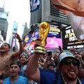 Menjelang laga puncak, atmosfer final Piala Dunia 2026 sudah melumpuhkan jantung kota New York. Ribuan suporter tim nasional Argentina memadati kawasan ikonik Times Square, Manhattan, Amerika Serikat, Sabtu (18/7/2026). (REUTERS/Amanda Perobelli)