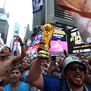 Menjelang laga puncak, atmosfer final Piala Dunia 2026 sudah melumpuhkan jantung kota New York. Ribuan suporter tim nasional Argentina memadati kawasan ikonik Times Square, Manhattan, Amerika Serikat, Sabtu (18/7/2026). (REUTERS/Amanda Perobelli)