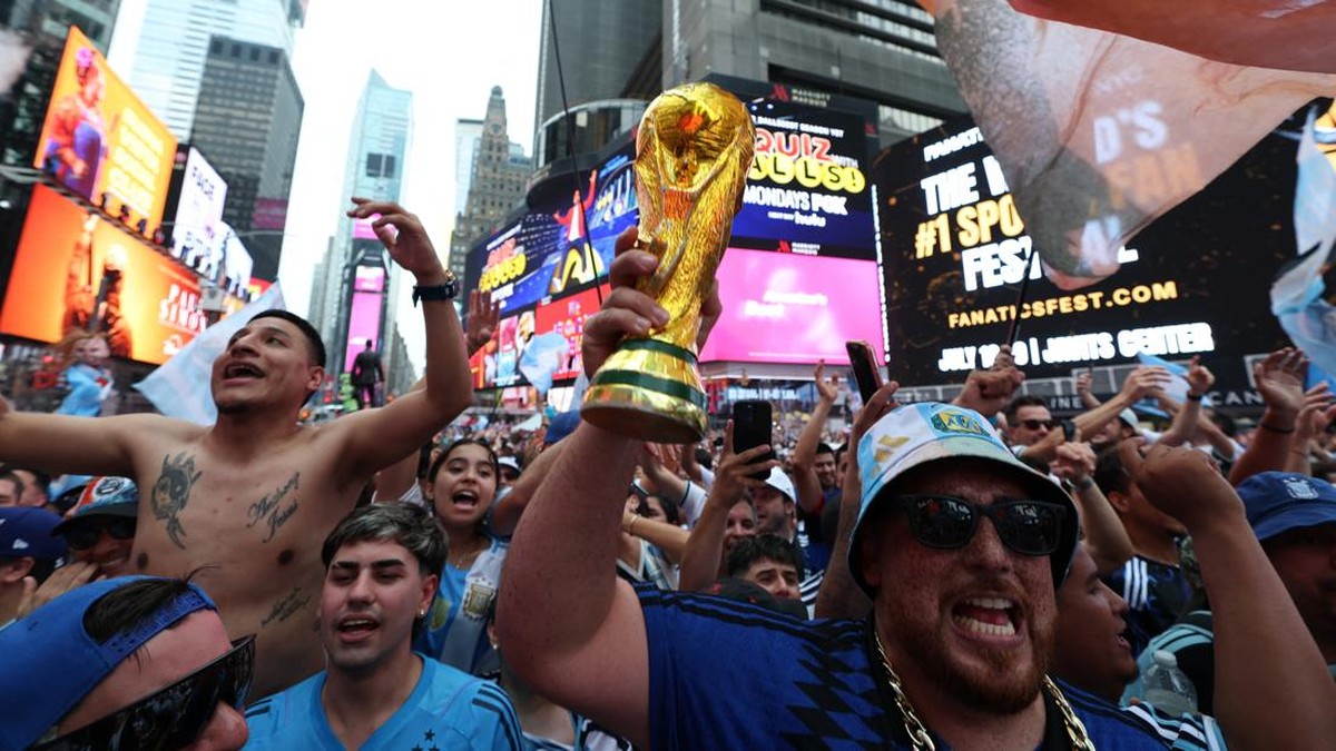 Jelang Final, Ribuan Fans Argentina Padati Times Square New York
