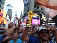 Menjelang laga puncak, atmosfer final Piala Dunia 2026 sudah melumpuhkan jantung kota New York. Ribuan suporter tim nasional Argentina memadati kawasan ikonik Times Square, Manhattan, Amerika Serikat, Sabtu (18/7/2026). (REUTERS/Amanda Perobelli)
