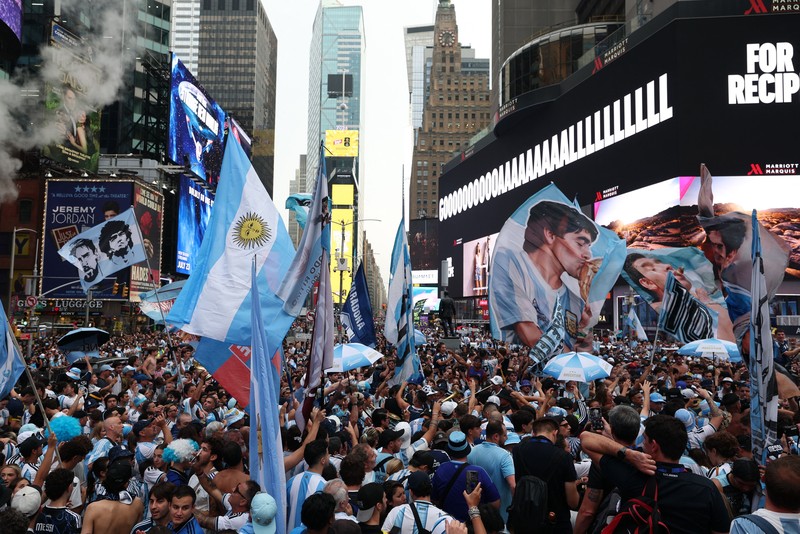 Menjelang laga puncak, atmosfer final Piala Dunia 2026 sudah melumpuhkan jantung kota New York. Ribuan suporter tim nasional Argentina memadati kawasan ikonik Times Square, Manhattan, Amerika Serikat, Sabtu (18/7/2026). (REUTERS/Amanda Perobelli)