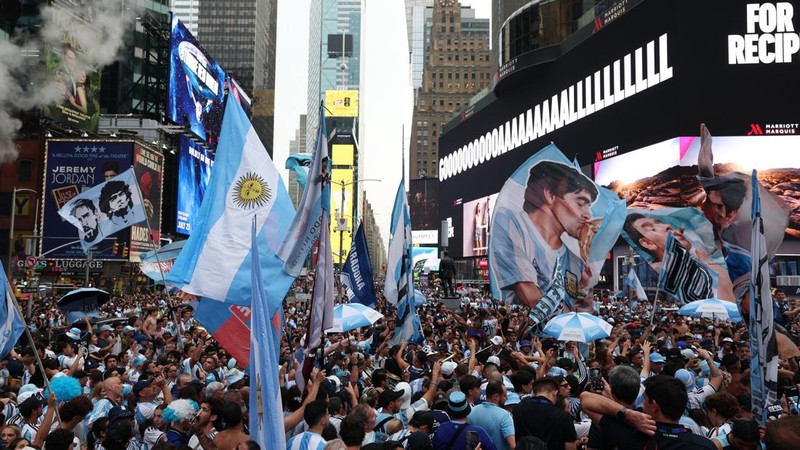 Menjelang laga puncak, atmosfer final Piala Dunia 2026 sudah melumpuhkan jantung kota New York. Ribuan suporter tim nasional Argentina memadati kawasan ikonik Times Square, Manhattan, Amerika Serikat, Sabtu (18/7/2026). (REUTERS/Amanda Perobelli)