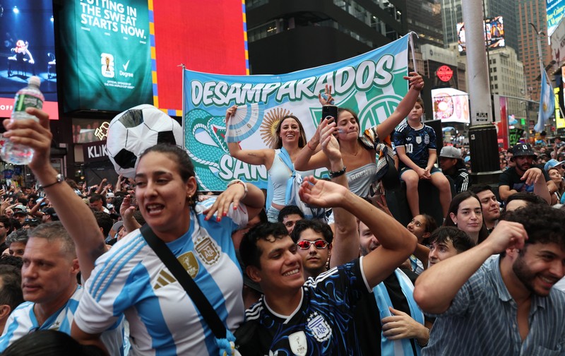 Menjelang laga puncak, atmosfer final Piala Dunia 2026 sudah melumpuhkan jantung kota New York. Ribuan suporter tim nasional Argentina memadati kawasan ikonik Times Square, Manhattan, Amerika Serikat, Sabtu (18/7/2026). (REUTERS/Amanda Perobelli)