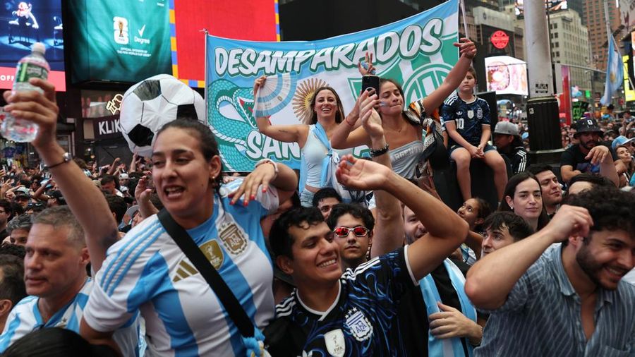 Menjelang laga puncak, atmosfer final Piala Dunia 2026 sudah melumpuhkan jantung kota New York. Ribuan suporter tim nasional Argentina memadati kawasan ikonik Times Square, Manhattan, Amerika Serikat, Sabtu (18/7/2026). (REUTERS/Amanda Perobelli)