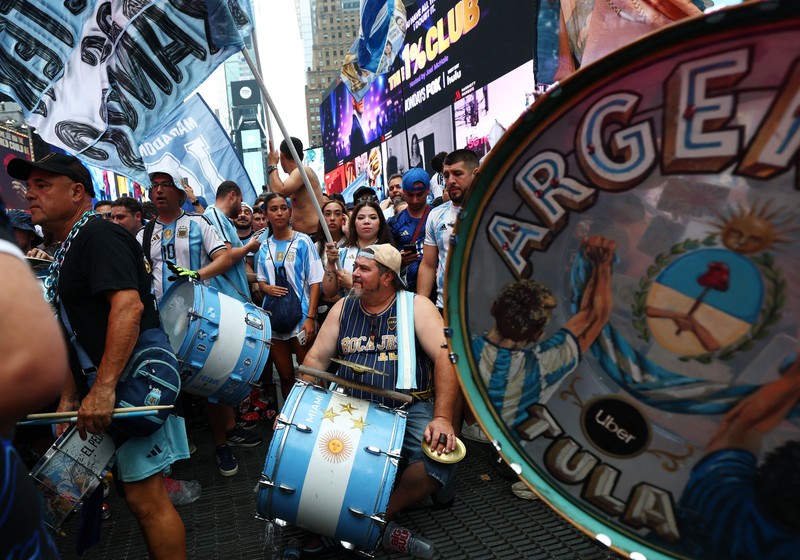 Menjelang laga puncak, atmosfer final Piala Dunia 2026 sudah melumpuhkan jantung kota New York. Ribuan suporter tim nasional Argentina memadati kawasan ikonik Times Square, Manhattan, Amerika Serikat, Sabtu (18/7/2026). (REUTERS/Amanda Perobelli)