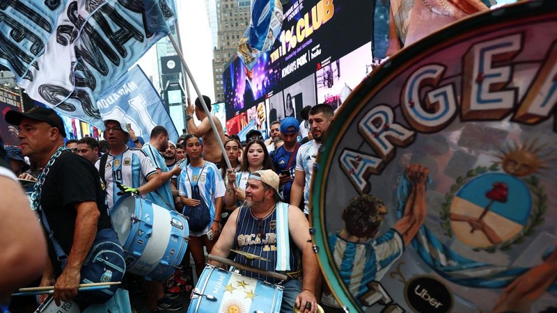 Menjelang laga puncak, atmosfer final Piala Dunia 2026 sudah melumpuhkan jantung kota New York. Ribuan suporter tim nasional Argentina memadati kawasan ikonik Times Square, Manhattan, Amerika Serikat, Sabtu (18/7/2026). (REUTERS/Amanda Perobelli)