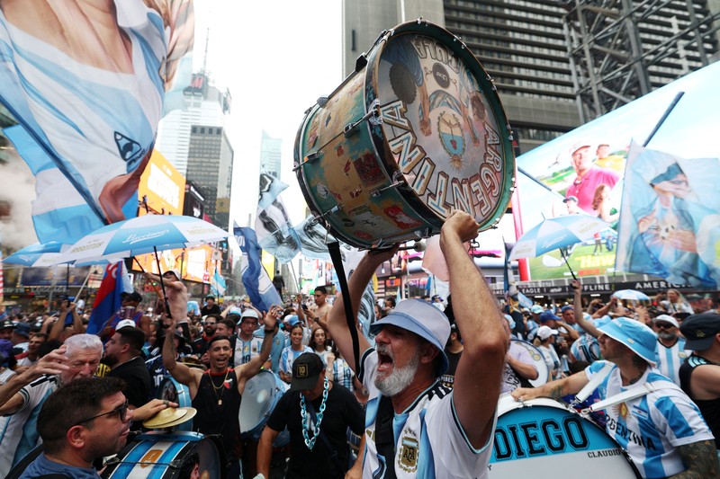 Menjelang laga puncak, atmosfer final Piala Dunia 2026 sudah melumpuhkan jantung kota New York. Ribuan suporter tim nasional Argentina memadati kawasan ikonik Times Square, Manhattan, Amerika Serikat, Sabtu (18/7/2026). (REUTERS/Amanda Perobelli)