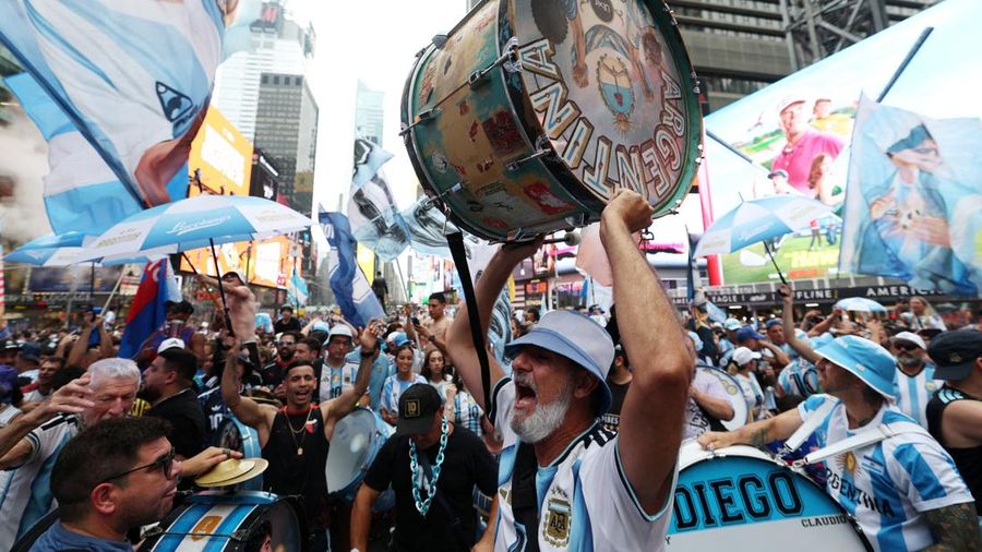Menjelang laga puncak, atmosfer final Piala Dunia 2026 sudah melumpuhkan jantung kota New York. Ribuan suporter tim nasional Argentina memadati kawasan ikonik Times Square, Manhattan, Amerika Serikat, Sabtu (18/7/2026). (REUTERS/Amanda Perobelli)