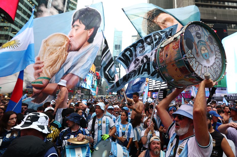 Menjelang laga puncak, atmosfer final Piala Dunia 2026 sudah melumpuhkan jantung kota New York. Ribuan suporter tim nasional Argentina memadati kawasan ikonik Times Square, Manhattan, Amerika Serikat, Sabtu (18/7/2026). (REUTERS/Amanda Perobelli)