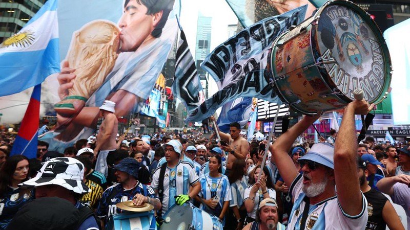 Menjelang laga puncak, atmosfer final Piala Dunia 2026 sudah melumpuhkan jantung kota New York. Ribuan suporter tim nasional Argentina memadati kawasan ikonik Times Square, Manhattan, Amerika Serikat, Sabtu (18/7/2026). (REUTERS/Amanda Perobelli)