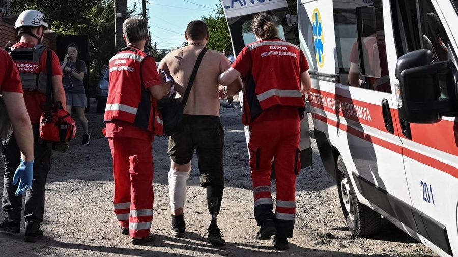 Petugas medis mengevakuasi korban luka di lokasi serangan udara Rusia, di tengah serangan Rusia terhadap Ukraina, di Zaporizhzhia, Ukraina, 18 Juli 2026. (REUTERS/Stringer)