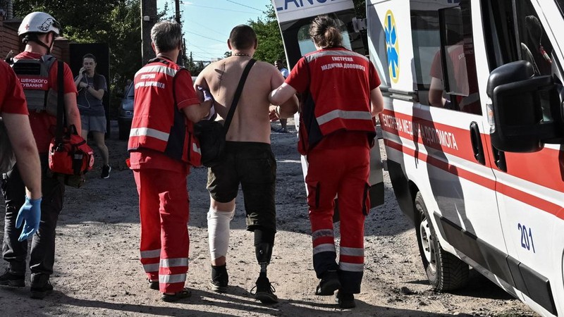 Petugas medis mengevakuasi korban luka di lokasi serangan udara Rusia, di tengah serangan Rusia terhadap Ukraina, di Zaporizhzhia, Ukraina, 18 Juli 2026. (REUTERS/Stringer)