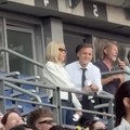 Presiden Prancis Emmanuel Macron dan Ibu Negara Brigitte Macron tertangkap kamera saat menghadiri hari pertama konser tur dunia BTS Arirang di Stade de France pada 17 Juli. Keduanya terlihat menikmati konser dari area VIP. (Tangkapa layar instagram)