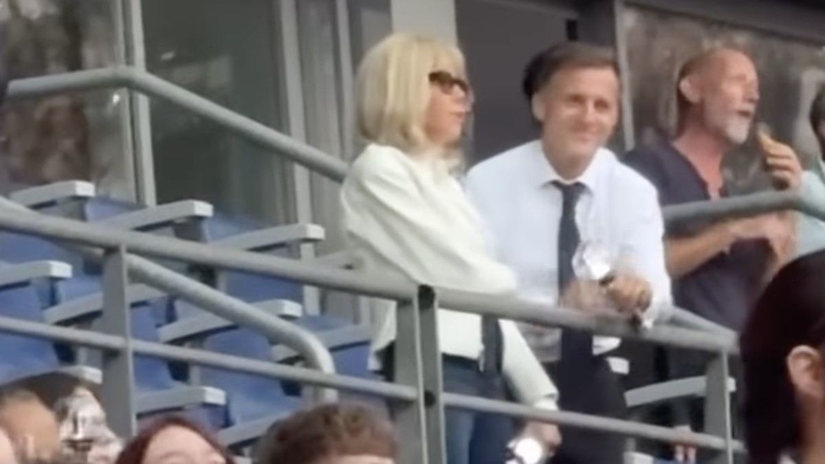 Presiden Macron Nonton Konser BTS Sambil Pegang Army Bomb di Paris