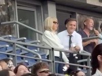Presiden Prancis Emmanuel Macron dan Ibu Negara Brigitte Macron tertangkap kamera saat menghadiri hari pertama konser tur dunia BTS Arirang di Stade de France pada 17 Juli. Keduanya terlihat menikmati konser dari area VIP. (Tangkapa layar instagram)