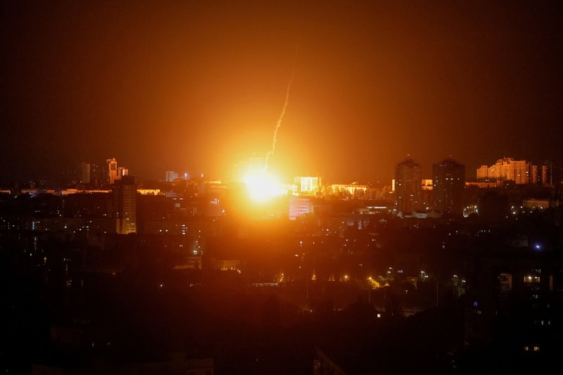 Rusia melancarkan rentetan serangan rudal balistik ke Ibu kota Kyiv di Ukraina pada Minggu (19/7). (REUTERS/Stringer)