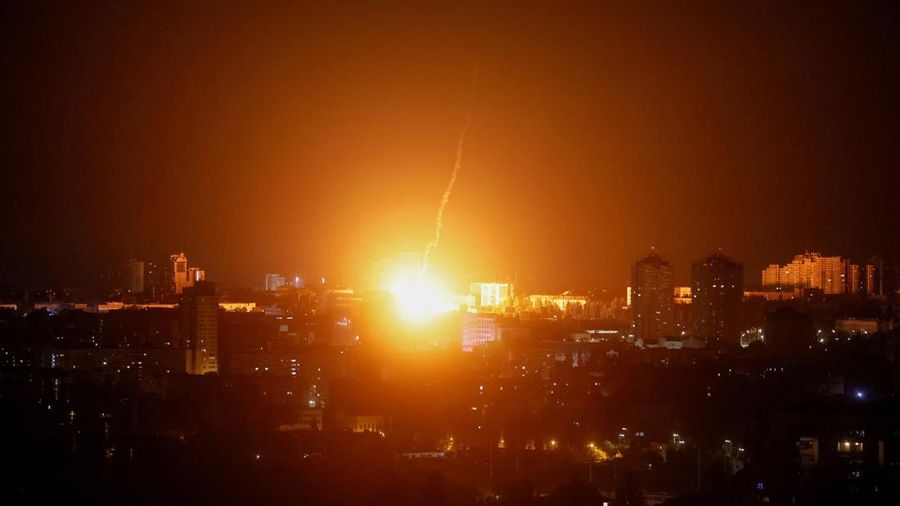Rusia melancarkan rentetan serangan rudal balistik ke Ibu kota Kyiv di Ukraina pada Minggu (19/7). Rusia melancarkan rentetan serangan rudal balistik ke Ibu kota Kyiv di Ukraina pada Minggu (19/7). (REUTERS/Stringer)