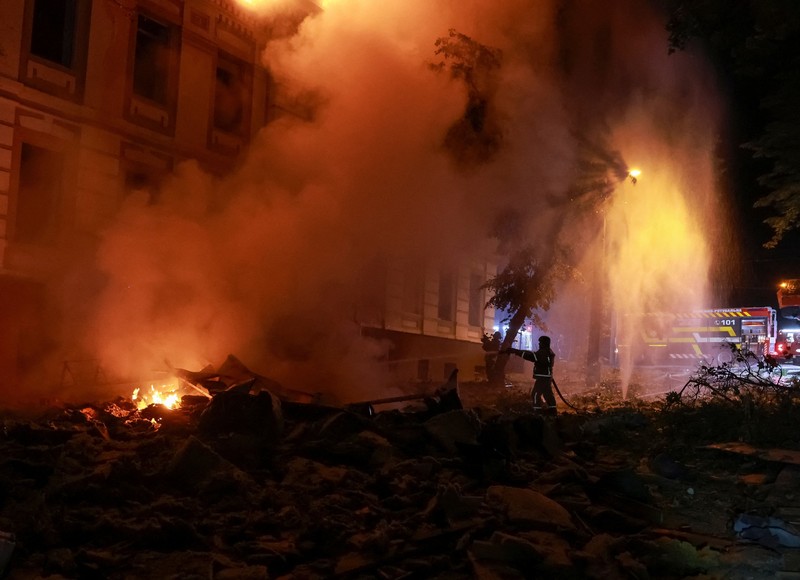 Rusia melancarkan rentetan serangan rudal balistik ke Ibu kota Kyiv di Ukraina pada Minggu (19/7). (REUTERS/Stringer)
