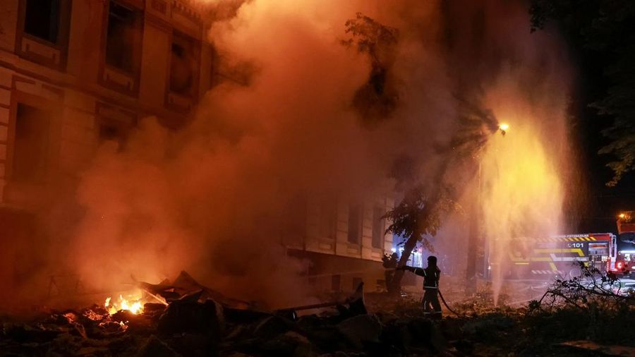Rusia melancarkan rentetan serangan rudal balistik ke Ibu kota Kyiv di Ukraina pada Minggu (19/7). Rusia melancarkan rentetan serangan rudal balistik ke Ibu kota Kyiv di Ukraina pada Minggu (19/7). (REUTERS/Stringer)