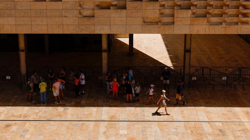 Spanyol menghadapi gelombang panas ketiga pada musim panas tahun ini dengan suhu yang diperkirakan melampaui 45 derajat Celsius di sejumlah wilayah. Minggu (19/7/2026). (REUTERS/Alejandro Martinez Velez)