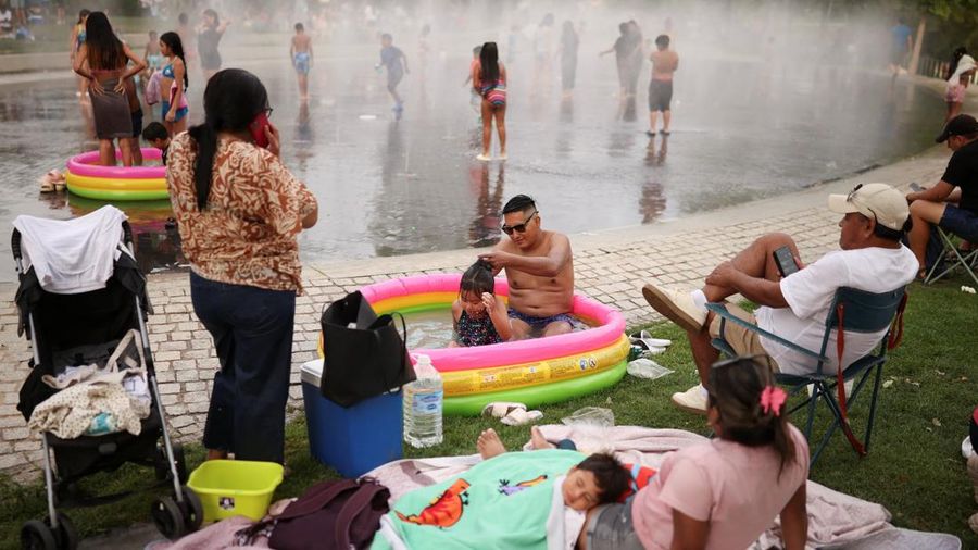 Spanyol menghadapi gelombang panas ketiga pada musim panas tahun ini dengan suhu yang diperkirakan melampaui 45 derajat Celsius di sejumlah wilayah. Minggu (19/7/2026). (REUTERS/Alejandro Martinez Velez)