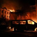 Asap dan api membubung di lokasi serangan rudal Rusia, di tengah serangan Rusia terhadap Ukraina, di Kyiv, Ukraina, 19 Juli 2026. (REUTERS/Stringer)