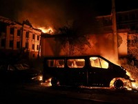 Asap dan api membubung di lokasi serangan rudal Rusia, di tengah serangan Rusia terhadap Ukraina, di Kyiv, Ukraina, 19 Juli 2026. (REUTERS/Stringer)