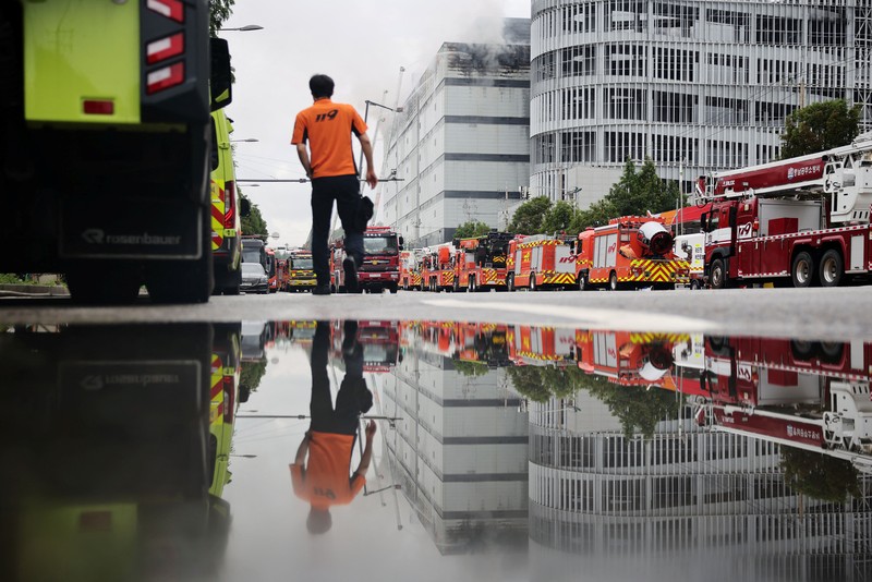 Asap mengepul dari pusat logistik Coupang di Incheon, Korea Selatamn, Senin (20/7/2026). (via REUTERS/YONHAP NEWS AGENCY)