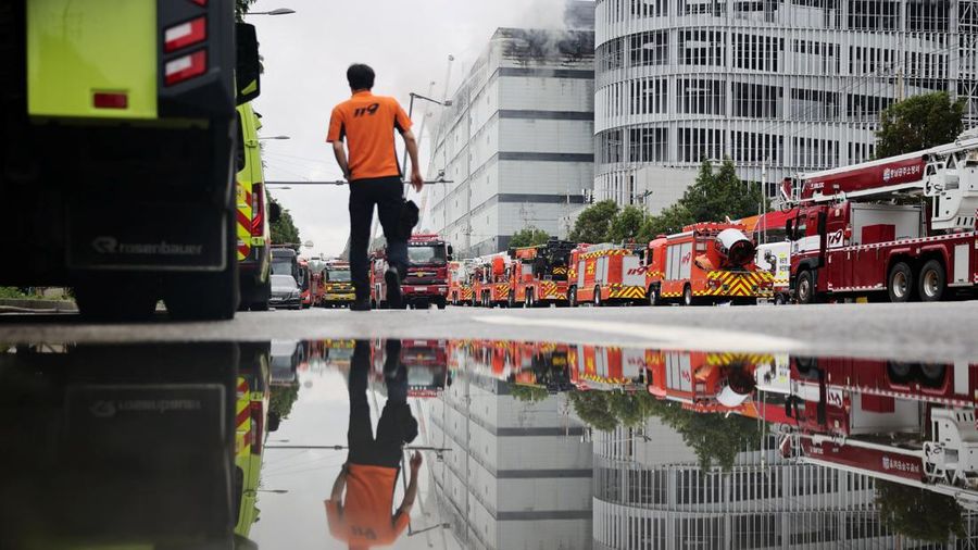 Asap mengepul dari pusat logistik Coupang di Incheon, Korea Selatamn, Senin (20/7/2026). (REUTERS/Kim Hong-Ji)