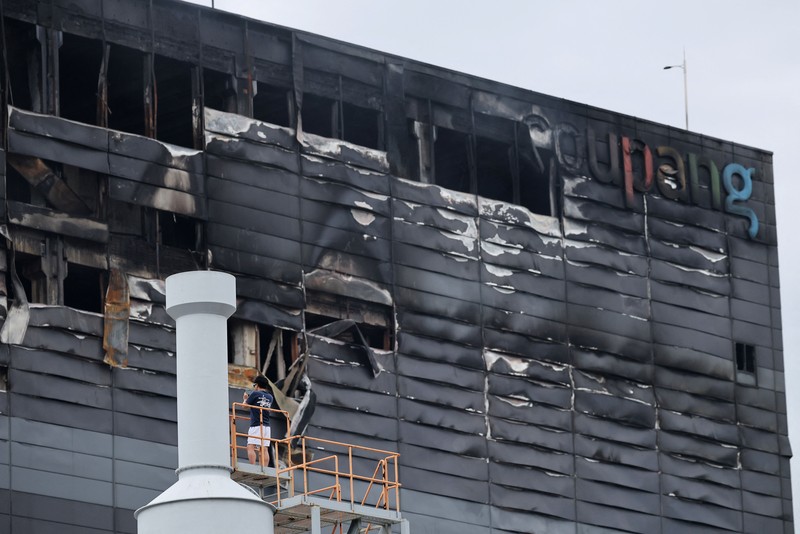 Asap mengepul dari pusat logistik Coupang di Incheon, Korea Selatamn, Senin (20/7/2026). (via REUTERS/YONHAP NEWS AGENCY)