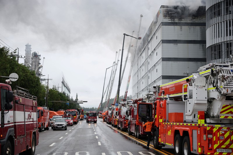 Asap mengepul dari pusat logistik Coupang di Incheon, Korea Selatamn, Senin (20/7/2026). (via REUTERS/YONHAP NEWS AGENCY)