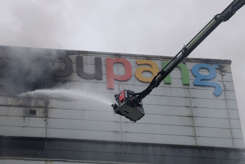 Asap mengepul dari pusat logistik Coupang di Incheon, Korea Selatamn, Senin (20/7/2026). (via REUTERS/YONHAP NEWS AGENCY)