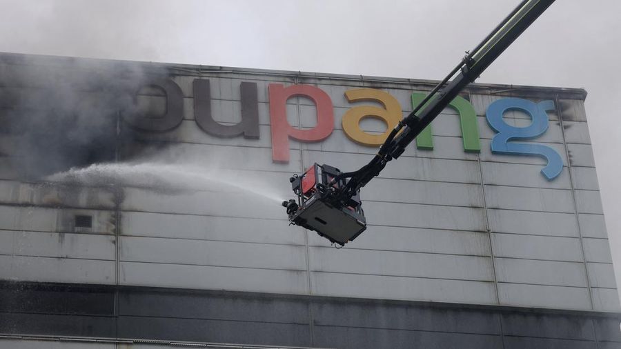 Asap mengepul dari pusat logistik Coupang di Incheon, Korea Selatamn, Senin (20/7/2026). (REUTERS/Kim Hong-Ji)