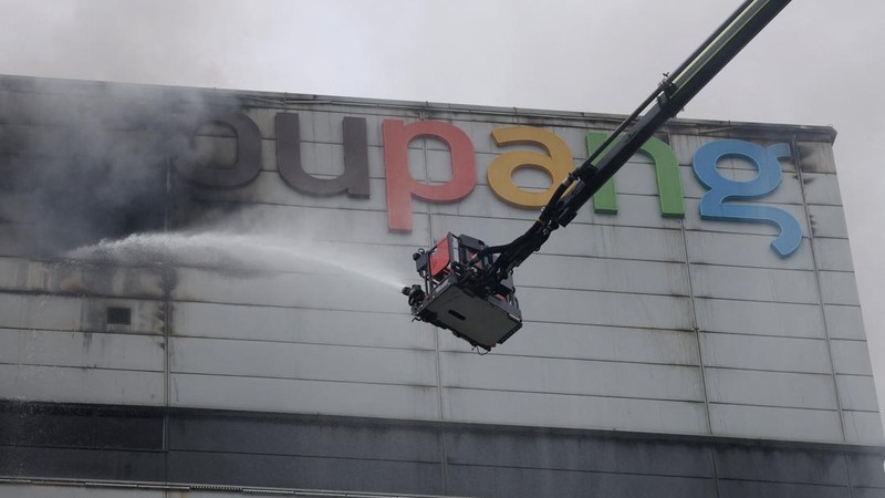 Asap mengepul dari pusat logistik Coupang di Incheon, Korea Selatamn, Senin (20/7/2026). (REUTERS/Kim Hong-Ji)