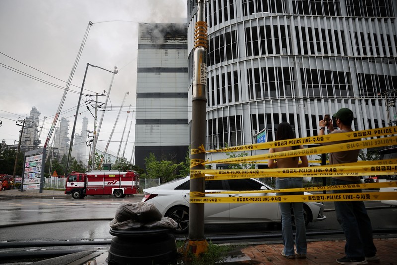 Asap mengepul dari pusat logistik Coupang di Incheon, Korea Selatamn, Senin (20/7/2026). (via REUTERS/YONHAP NEWS AGENCY)