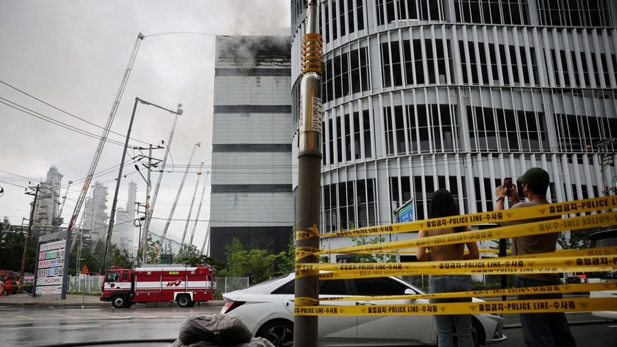 Asap mengepul dari pusat logistik Coupang di Incheon, Korea Selatamn, Senin (20/7/2026). (REUTERS/Kim Hong-Ji)