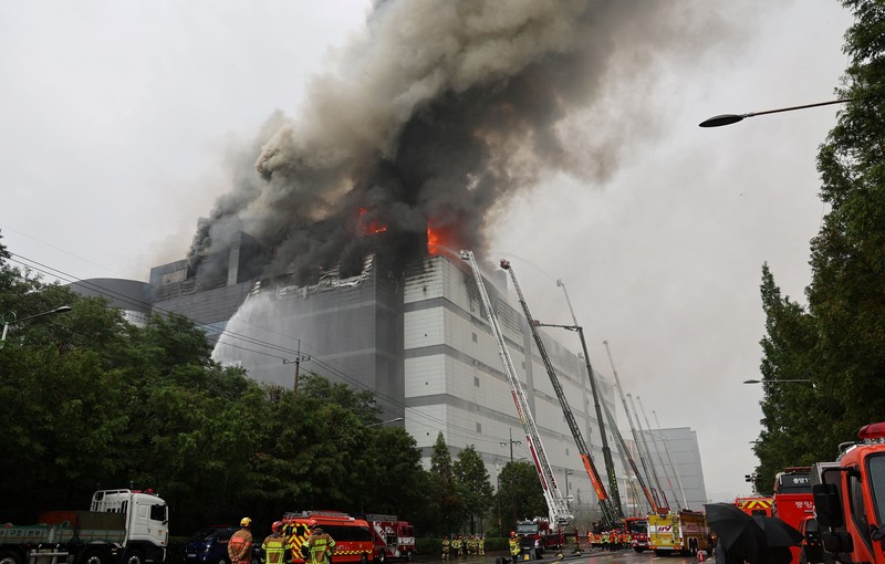 Asap mengepul dari pusat logistik Coupang di Incheon, Korea Selatamn, Senin (20/7/2026). (via REUTERS/YONHAP NEWS AGENCY)