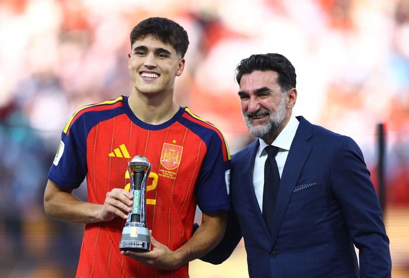 Kapten Spanyol Rodri merayakan penghargaan Bola Emas (Golden Ball) di podium bersama kiper Unai Simon yang meraih Sarung Tangan Emas (Golden Glove) dan bek Pau Cubarsi yang dinobatkan sebagai Pemain Muda Terbaik, usai membawa Spanyol menjuarai Piala Dunia FIFA 2026 di New York/New Jersey Stadium, East Rutherford, New Jersey, Amerika Serikat, Minggu (19/7/2026). (REUTERS/Mike Segar)