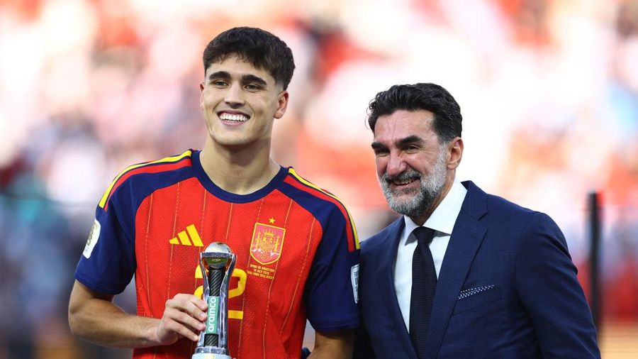 Bek Spanyol Pau Cubarsi merayakan penghargaan Pemain Muda Terbaik Piala Dunia FIFA 2026 saat seremoni penyerahan trofi usai final melawan Argentina di New York/New Jersey Stadium, East Rutherford, New Jersey, Amerika Serikat, Minggu (19/7/2026).