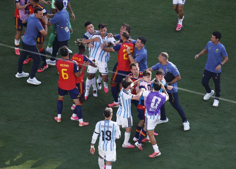 Leandro Paredes dan Lisandro Martinez terlibat keributan dengan Pedri usai pertandingan final Piala Dunia FIFA 2026 antara Argentina dan Spanyol di New York/New Jersey Stadium, East Rutherford, New Jersey, Amerika Serikat, Minggu (19/7/2026). (REUTERS/Dylan Martinez)