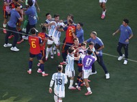 Borja Iglesias bersitegang dengan Leandro Paredes dalam pertandingan final Piala Dunia FIFA 2026 antara Spanyol dan Argentina di New York/New Jersey Stadium, East Rutherford, New Jersey, Amerika Serikat, Minggu (19/7/2026). (REUTERS/Brian Snyder)