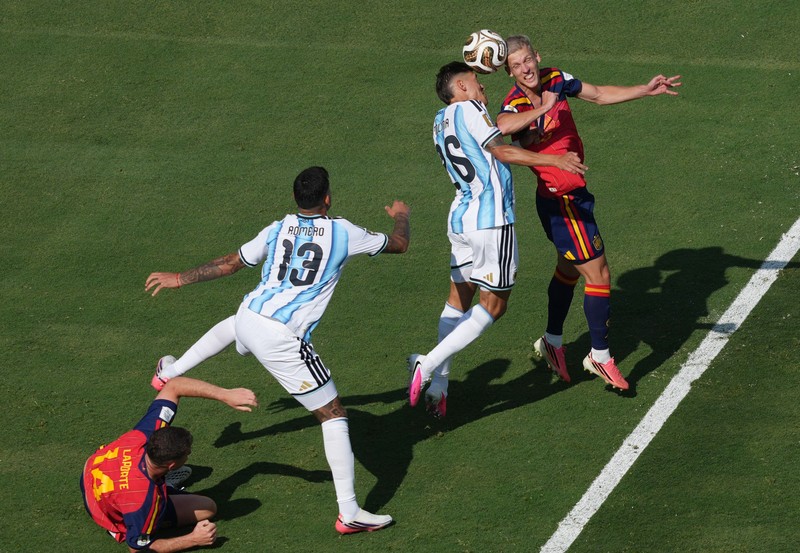 Rodri mengangkat trofi Piala Dunia FIFA 2026 bersama rekan-rekan setimnya usai membawa Spanyol menjadi juara dunia setelah mengalahkan Argentina di New York/New Jersey Stadium, East Rutherford, New Jersey, Amerika Serikat, Minggu (19/7/2026). (REUTERS/Kai Pfaffenbach)