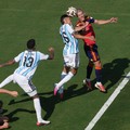 Dani Olmo berebut bola dengan Nahuel Molina dan Cristian Romero, didampingi rekan setimnya Aymeric Laporte, dalam pertandingan final Piala Dunia FIFA 2026 antara Spanyol dan Argentina di New York/New Jersey Stadium, East Rutherford, New Jersey, Ameri