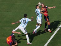 Dani Olmo berebut bola dengan Nahuel Molina dan Cristian Romero, didampingi rekan setimnya Aymeric Laporte, dalam pertandingan final Piala Dunia FIFA 2026 antara Spanyol dan Argentina di New York/New Jersey Stadium, East Rutherford, New Jersey, Ameri