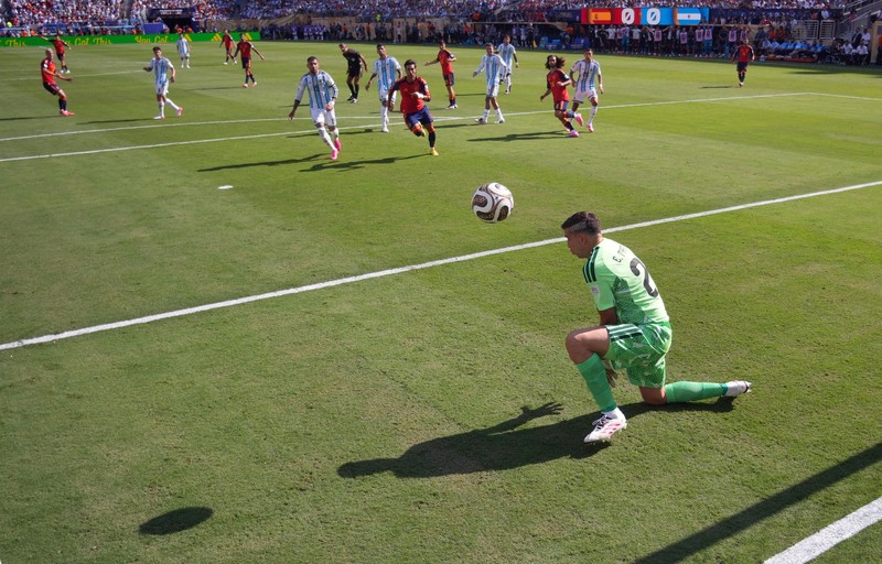 Rodri mengangkat trofi Piala Dunia FIFA 2026 bersama rekan-rekan setimnya usai membawa Spanyol menjadi juara dunia setelah mengalahkan Argentina di New York/New Jersey Stadium, East Rutherford, New Jersey, Amerika Serikat, Minggu (19/7/2026). (REUTERS/Kai Pfaffenbach)