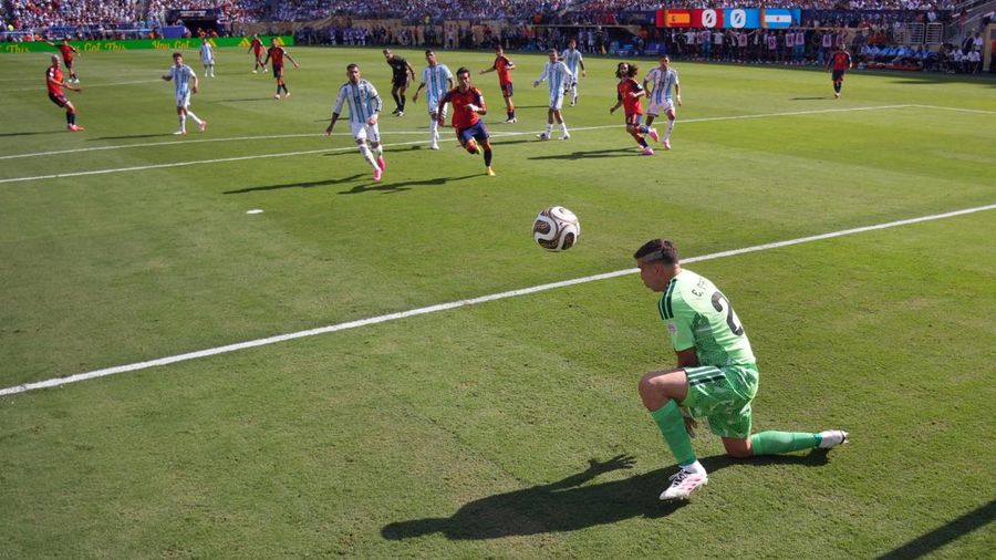 Emiliano Martinez menepis tembakan Dani Olmo dalam pertandingan final Piala Dunia FIFA 2026 antara Argentina dan Spanyol di New York/New Jersey Stadium, East Rutherford, New Jersey, Amerika Serikat, Minggu (19/7/2026).