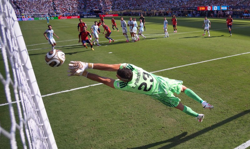 Rodri mengangkat trofi Piala Dunia FIFA 2026 bersama rekan-rekan setimnya usai membawa Spanyol menjadi juara dunia setelah mengalahkan Argentina di New York/New Jersey Stadium, East Rutherford, New Jersey, Amerika Serikat, Minggu (19/7/2026). (REUTERS/Kai Pfaffenbach)
